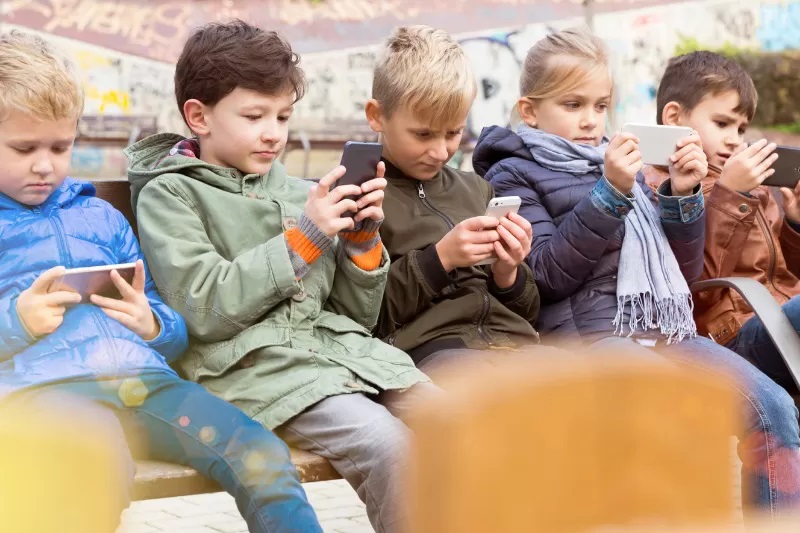 Jak zapewnić dziecku rozrywkę na wakacjach i oderwać je od ekranu?