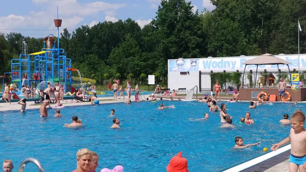 Władze Piekar Śląskich zapraszają na basen i wodny plac zabaw. Sprawdź cennik atrakcji!
