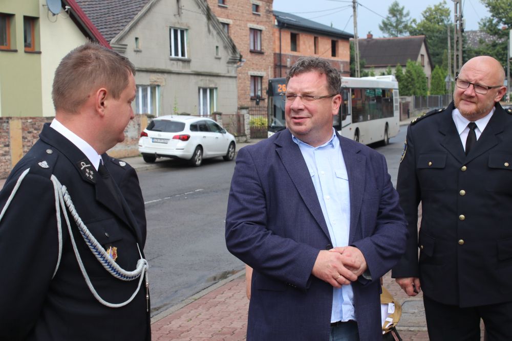 Strażaków z OSP Dąbrówka Wielka i OSP Brzeziny Śląskie odwiedził minister Michał Wójcik