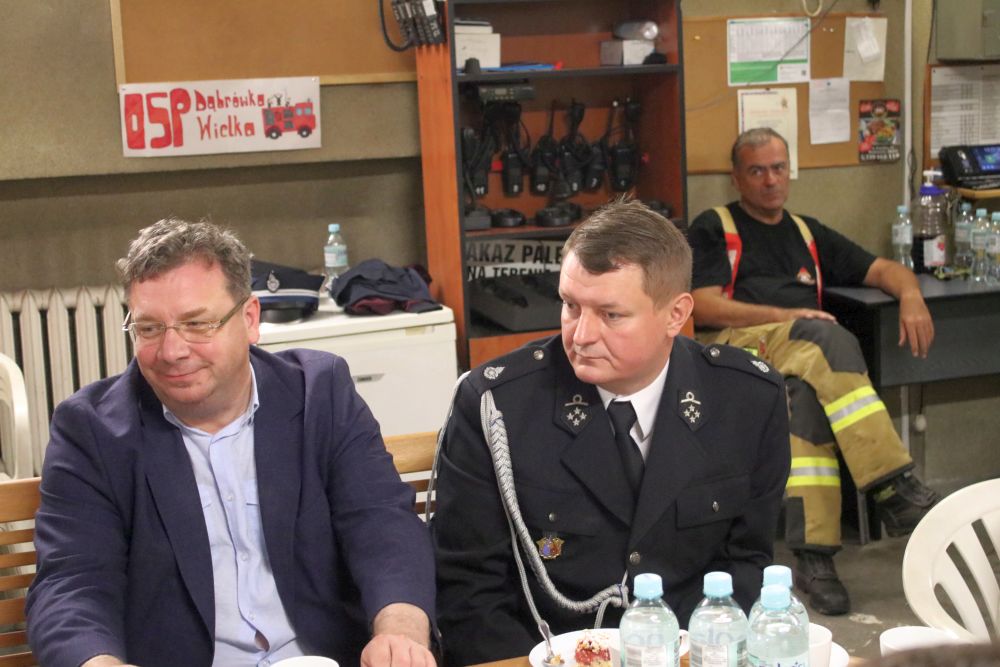 Strażaków z OSP Dąbrówka Wielka i OSP Brzeziny Śląskie odwiedził minister Michał Wójcik