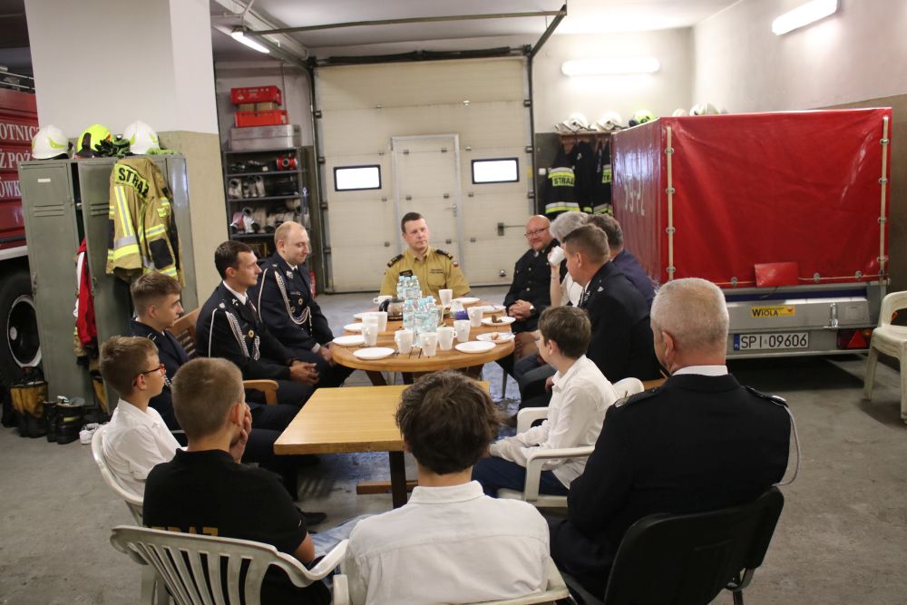 Strażaków z OSP Dąbrówka Wielka i OSP Brzeziny Śląskie odwiedził minister Michał Wójcik