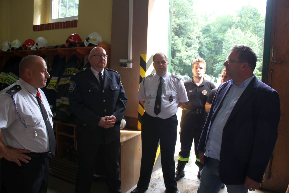 Strażaków z OSP Dąbrówka Wielka i OSP Brzeziny Śląskie odwiedził minister Michał Wójcik