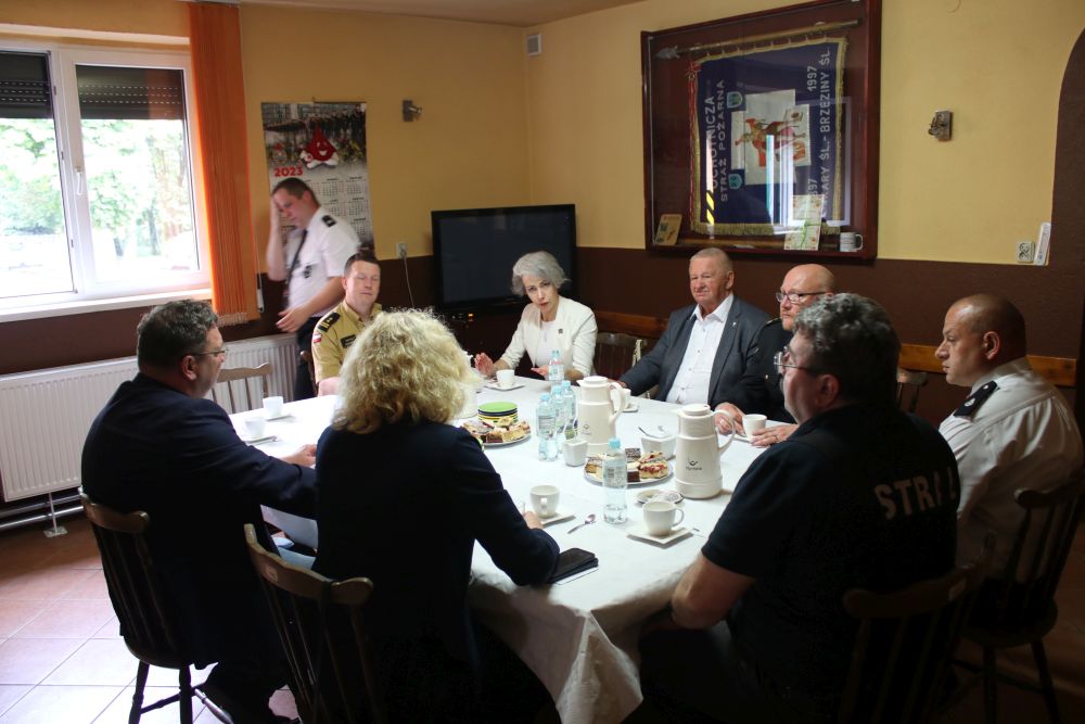 Strażaków z OSP Dąbrówka Wielka i OSP Brzeziny Śląskie odwiedził minister Michał Wójcik