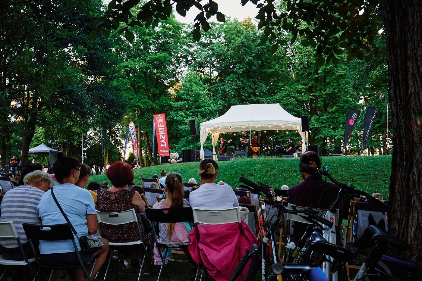 Muzyczne wieczory nad Paprocańskim jeziorem w każdy piątek. Sprawdź kto zagra