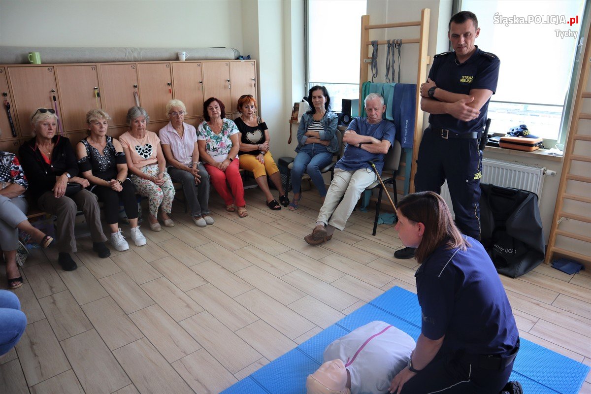 Wizyta Straży Miejskiej  w osiedlowym klubie seniora