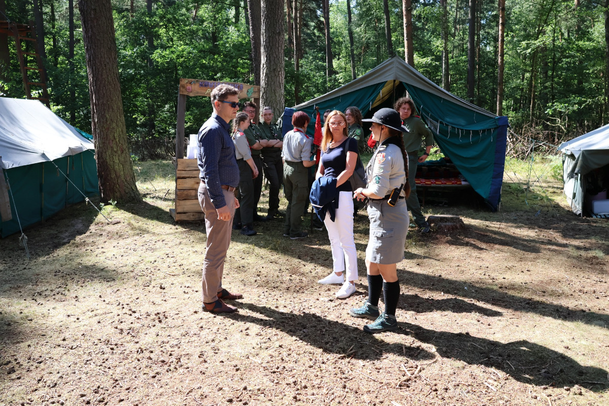 Burmistrz odwiedził harcerzy na obozie w Lublińcu