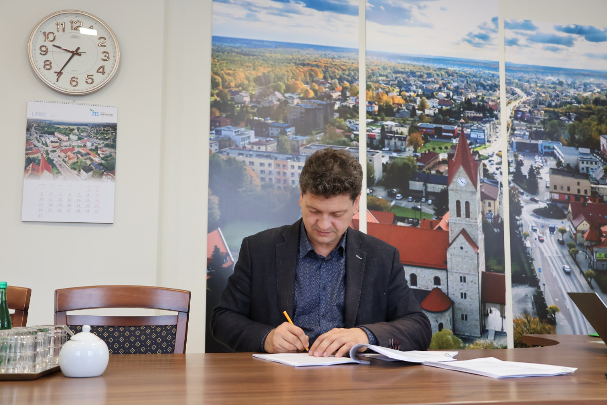 Burmistrz podpisał umowę na dofinansowanie budowy boiska