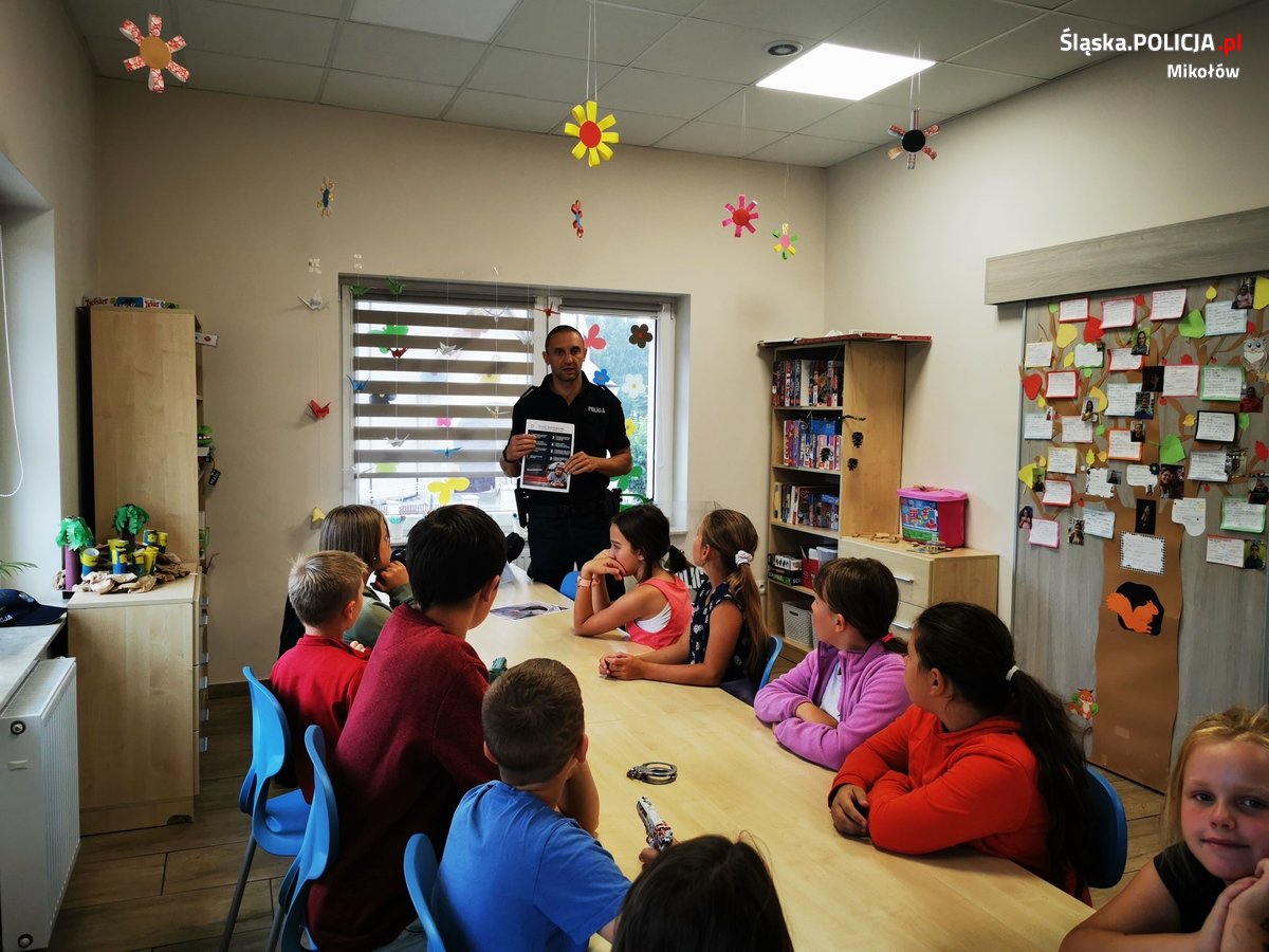 Policyjny profilaktyk spotkał się z dziećmi z Orzesza