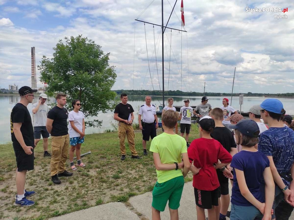 Rybniccy policjanci spotkali się z harcerzami. Rozmawiali o bezpieczeństwie