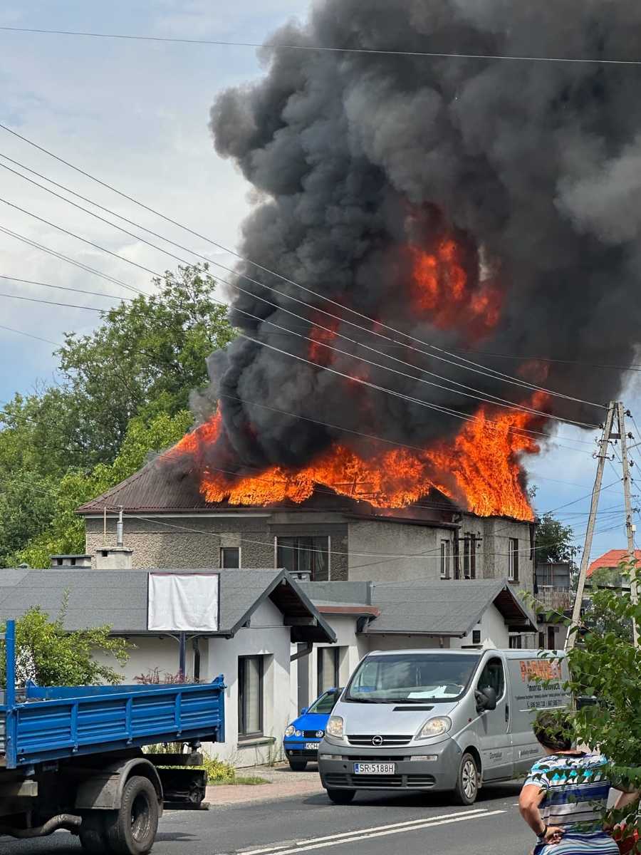 Pożar pustostanu w Rybniku przy ulicy Małachowskiego. W budynku przebywały osoby bezdomne!