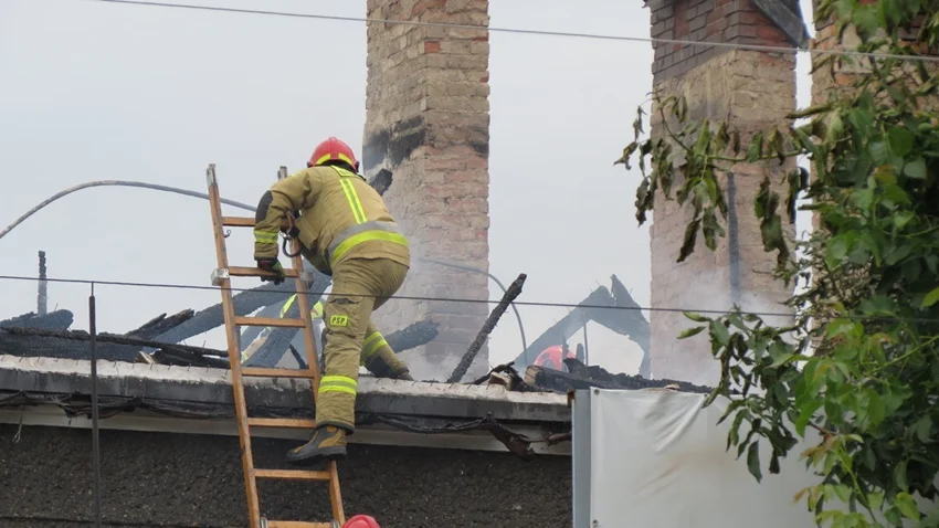 Pożar pustostanu w Rybniku przy ulicy Małachowskiego. W budynku przebywały osoby bezdomne!