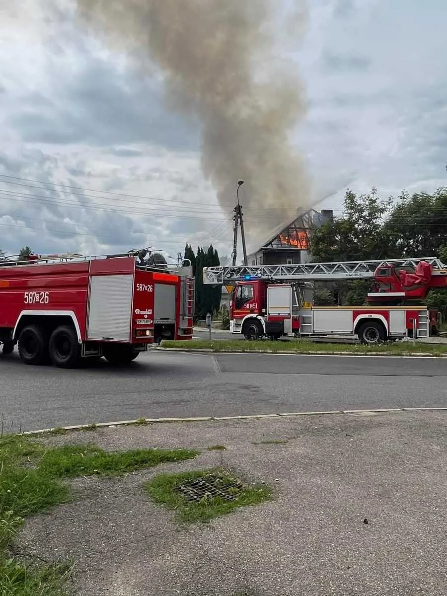 Pożar pustostanu w Rybniku przy ulicy Małachowskiego. W budynku przebywały osoby bezdomne!