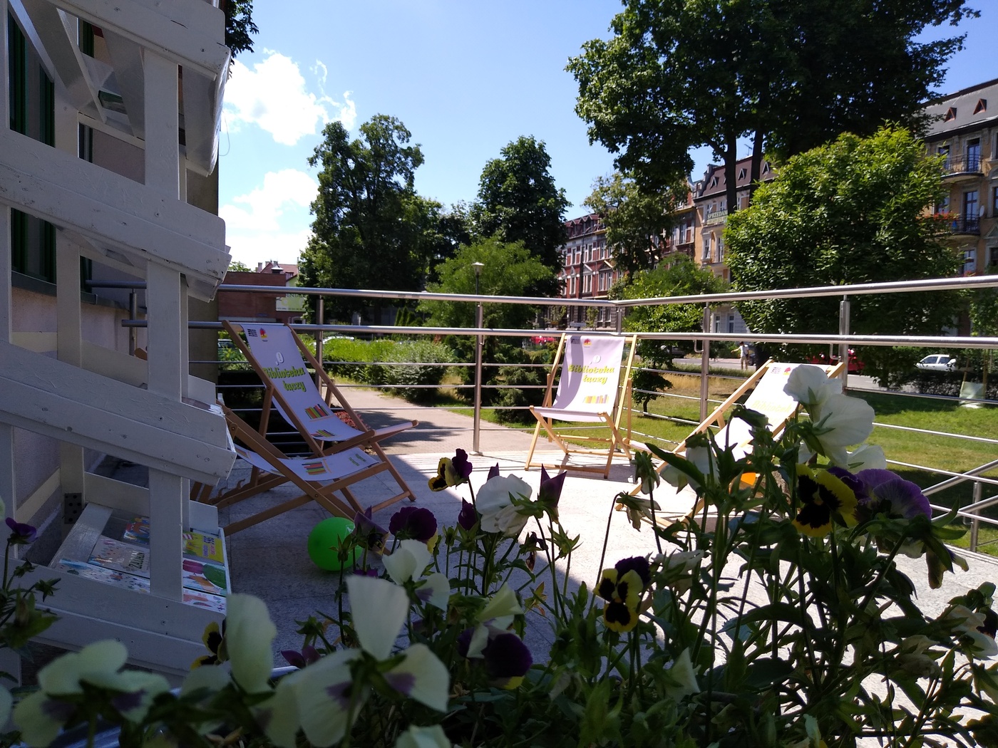 Rekreacja z książką w tle. Sprawdźcie ofertę Miejskiej Biblioteki Publicznej