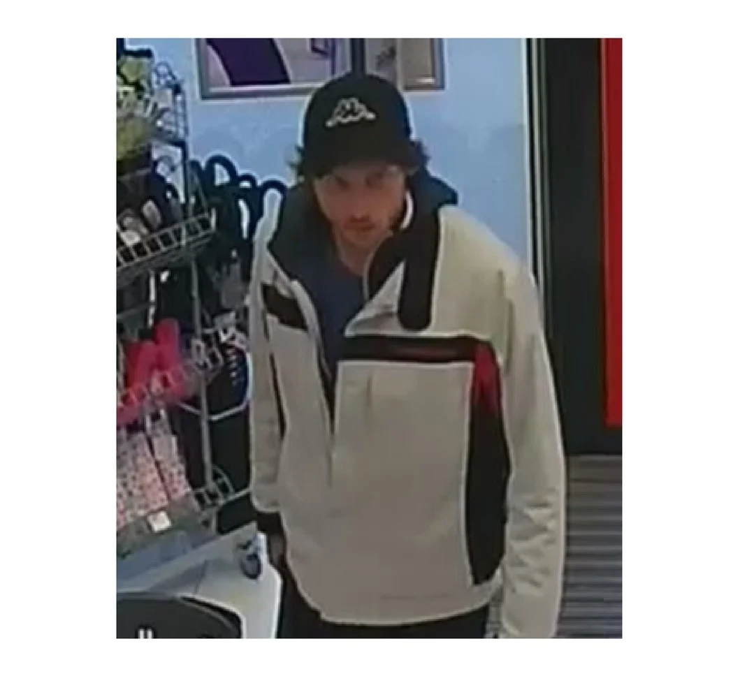 Rozpoznajesz tego mężczyznę? Koniecznie powiadom policje!