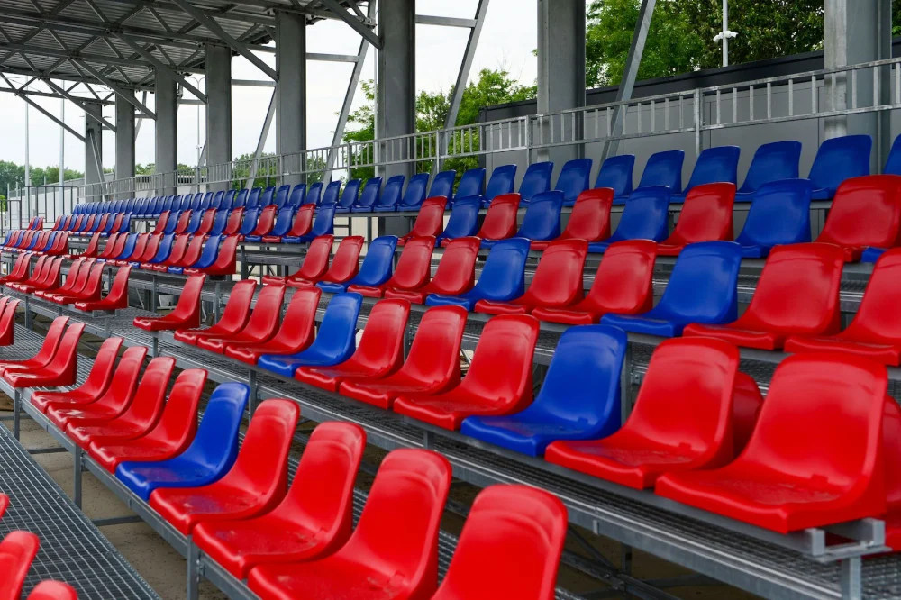 Zakończył się montaż siedzisk na trybunach nowego obiektu piłkarskiego Polonii Bytom