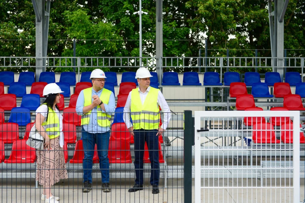 Zakończył się montaż siedzisk na trybunach nowego obiektu piłkarskiego Polonii Bytom