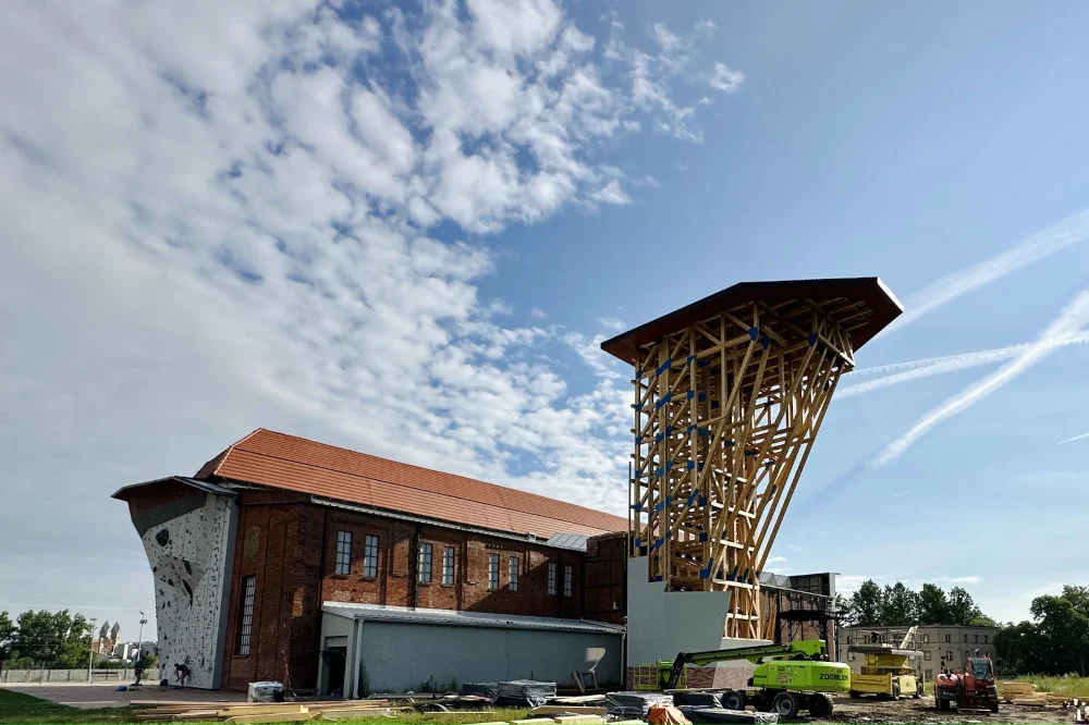 Trwa budowa najwyższej w Polsce zewnętrznej ściany wspinaczkowej