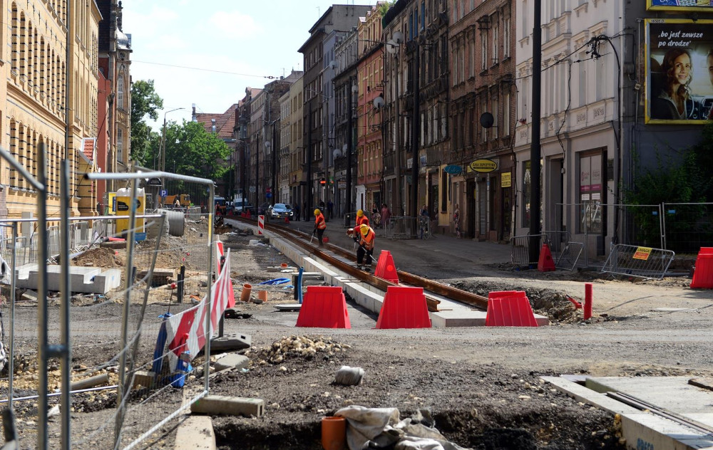 Nowe torowisko tramwajowe, chodniki, budowa peronów. Trwa przebudowa ul. Piekarskiej