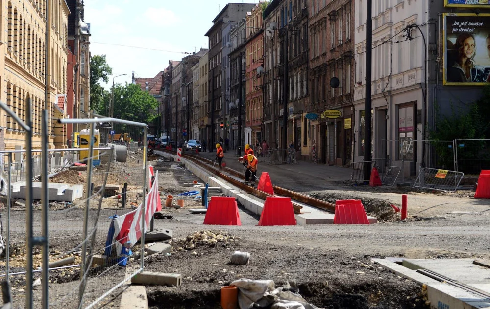 Nowe torowisko tramwajowe, chodniki, budowa peronów. Trwa przebudowa ul. Piekarskiej