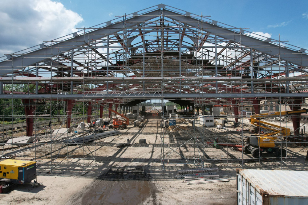 Trwa piaskowanie i wzmocnienie historycznej hali peronowej dworca PKP