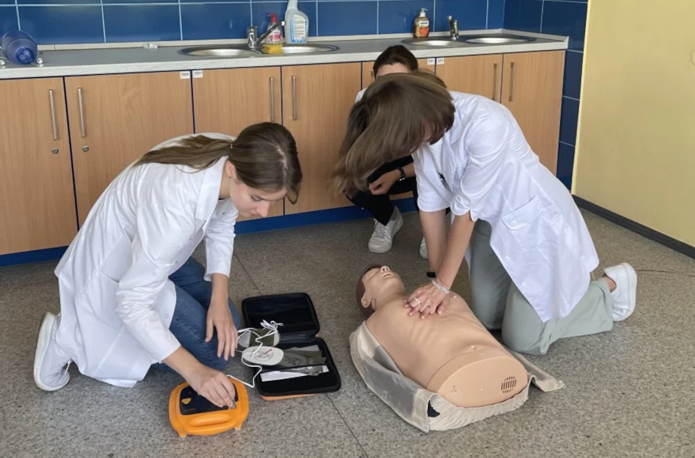 Kijowski Uniwersytet Medyczny organizuje bezpłatne warsztaty praktyczne dla uczniów