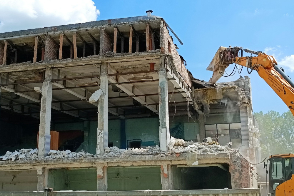 Dobiega końca rozbiórka wyłączonego z użytku basenu przy szkole na Arki Bożka