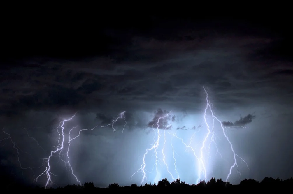 Burze z gradem i intensywnymi opadami deszczu