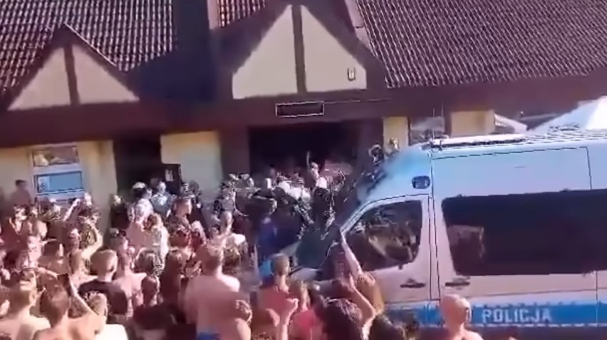 [AKTUALIZACJA] Tłum chciał dokonać samosądu? Awantura na basenie w Bytomiu