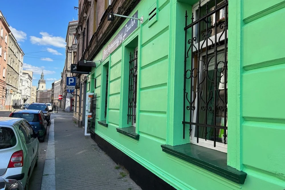 Kamienica w zabytkowym układzie urbanistycznym miasta oszpecona. Miasto interweniuje