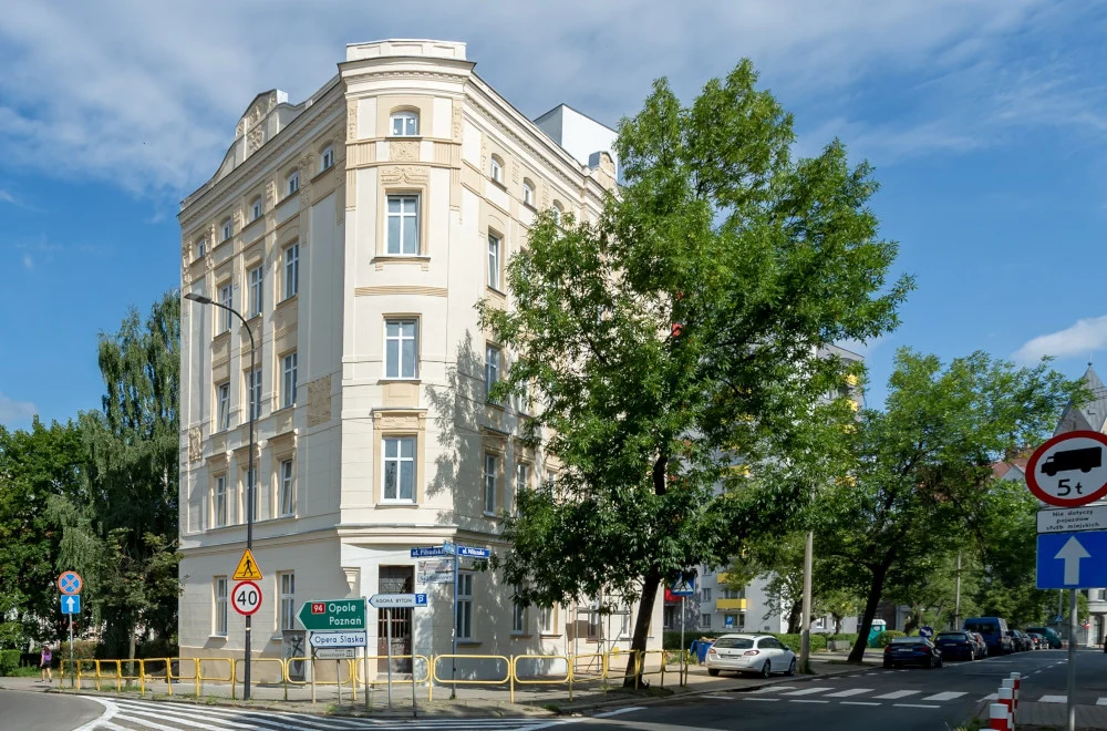 Elewacja historycznej kamienicy Petera Spyry przy ul. Witczaka 37