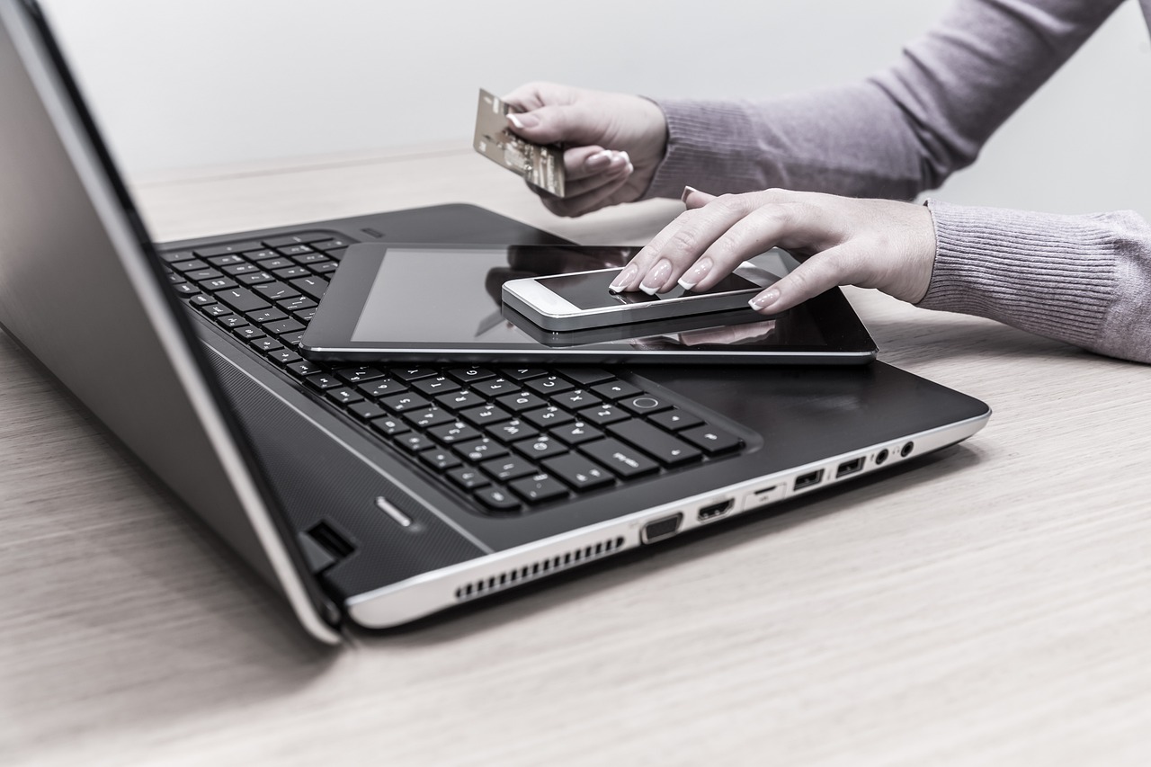 Wakacyjne oszustwa podczas zapłaty. Sprawdź najważniejsze zasady płatności online