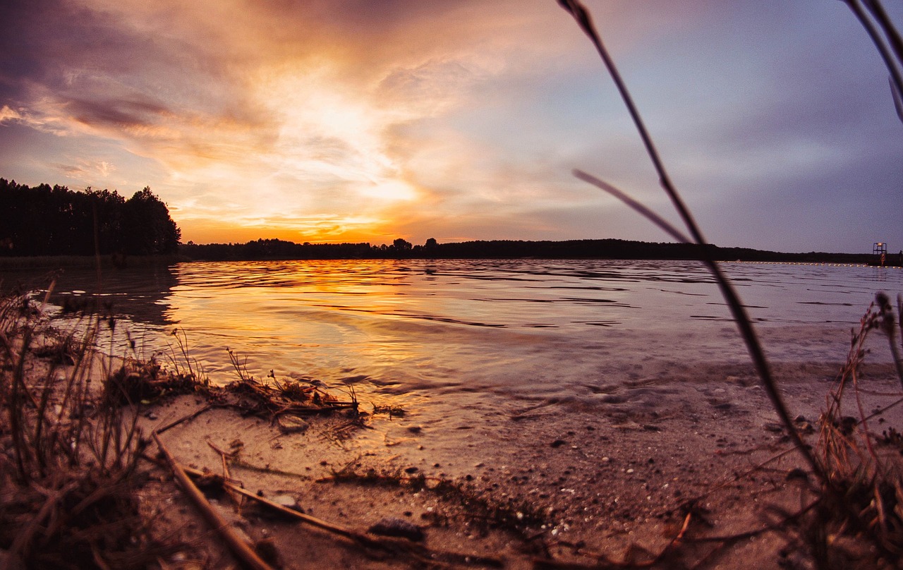 Lato pełne słońca i wody: Jak uniknąć tragedii na akwenach? Policja radzi