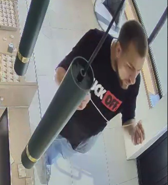 Kradzież w sklepie jubilerskim w Sosnowcu. Poznajesz tego mężczyznę?