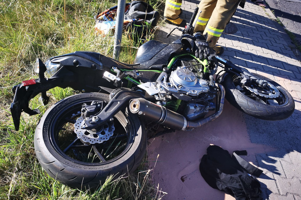 Motocyklista uderzył w osobówkę w Gostyni. 23-latka do szpitala zabrał śmigłowiec LPR