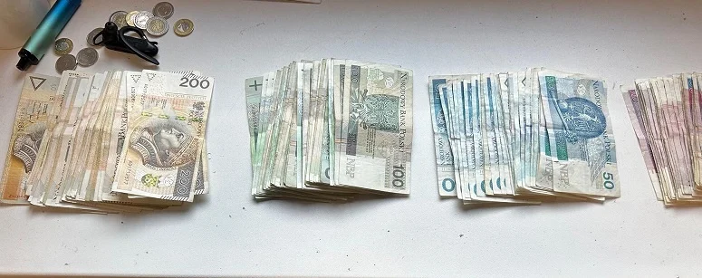 Wypłacał pieniądze pochodzące z oszustwa na BLIK. Złapano go na gorącym uczynku!