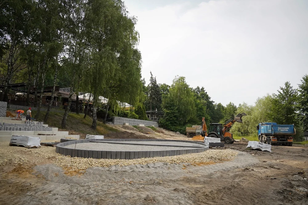 Katowice: Trwa przebudowa kręgu tanecznego w Dolinie Trzech Stawów