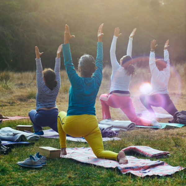 Letnia joga na trawie w Katowicach. Korzystaj z pogody i zrelaksuj się!