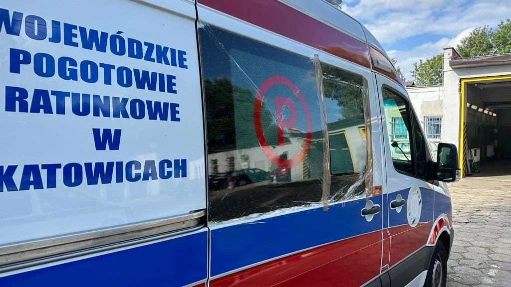 Zaatakował ratowników medycznych, którzy chcieli mu pomóc i zdemolował karetkę! 