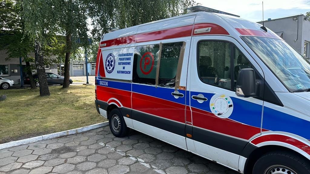 Zaatakował ratowników medycznych, którzy chcieli mu pomóc i zdemolował karetkę!