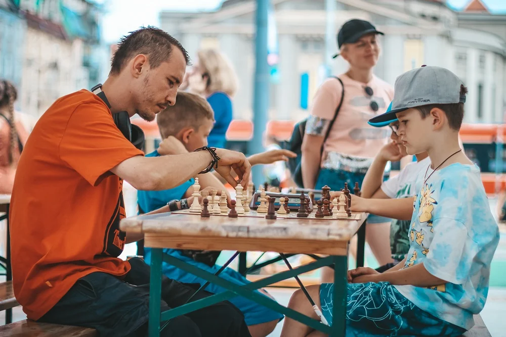 Szachowe atrakcje na katowickim Rynku. Skorzystaj z dostępnych zabaw w plenerze!