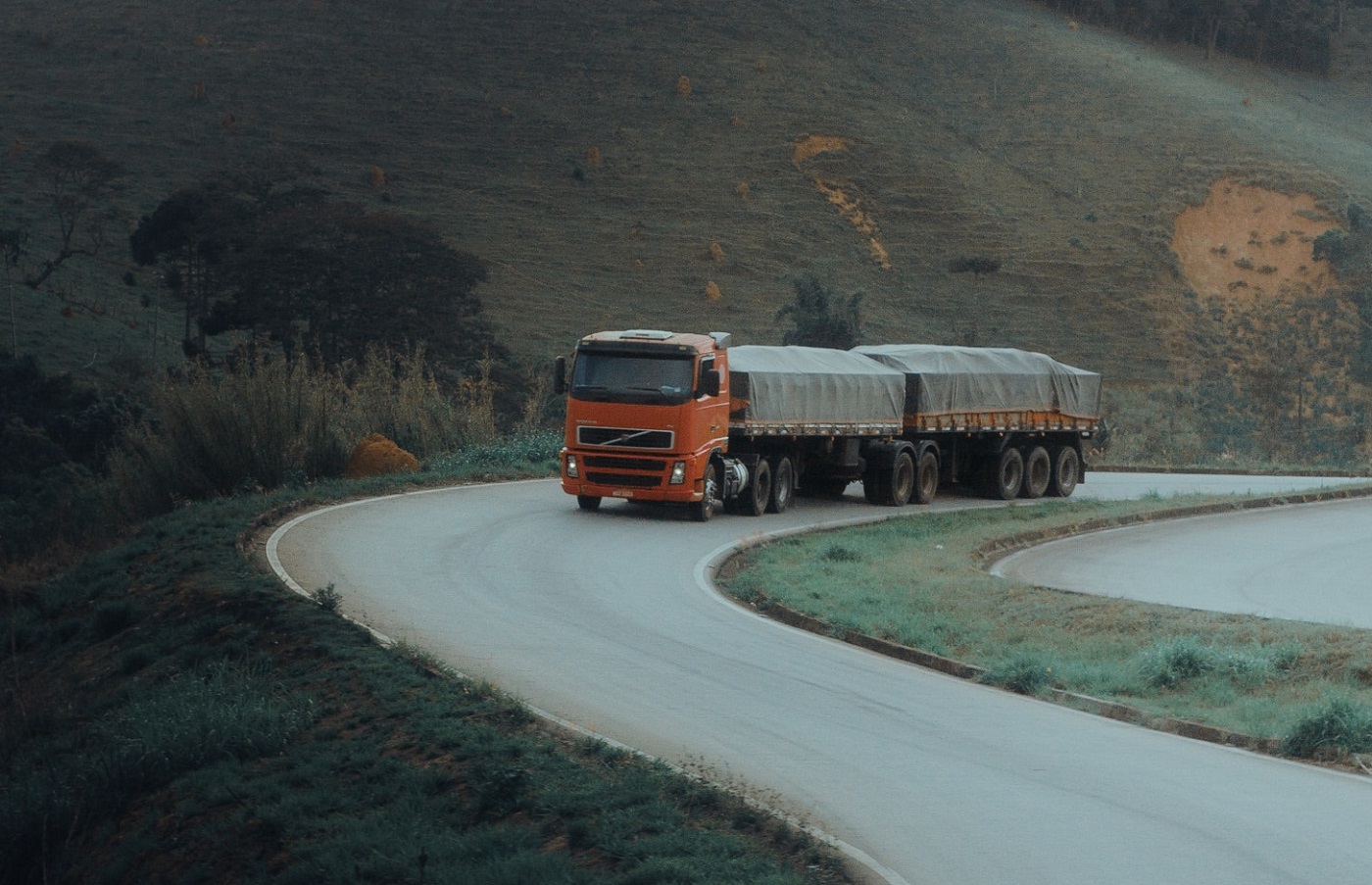 Przyczepa jednoosiowa – dla jakiego rodzaju transportu będzie najlepsza?