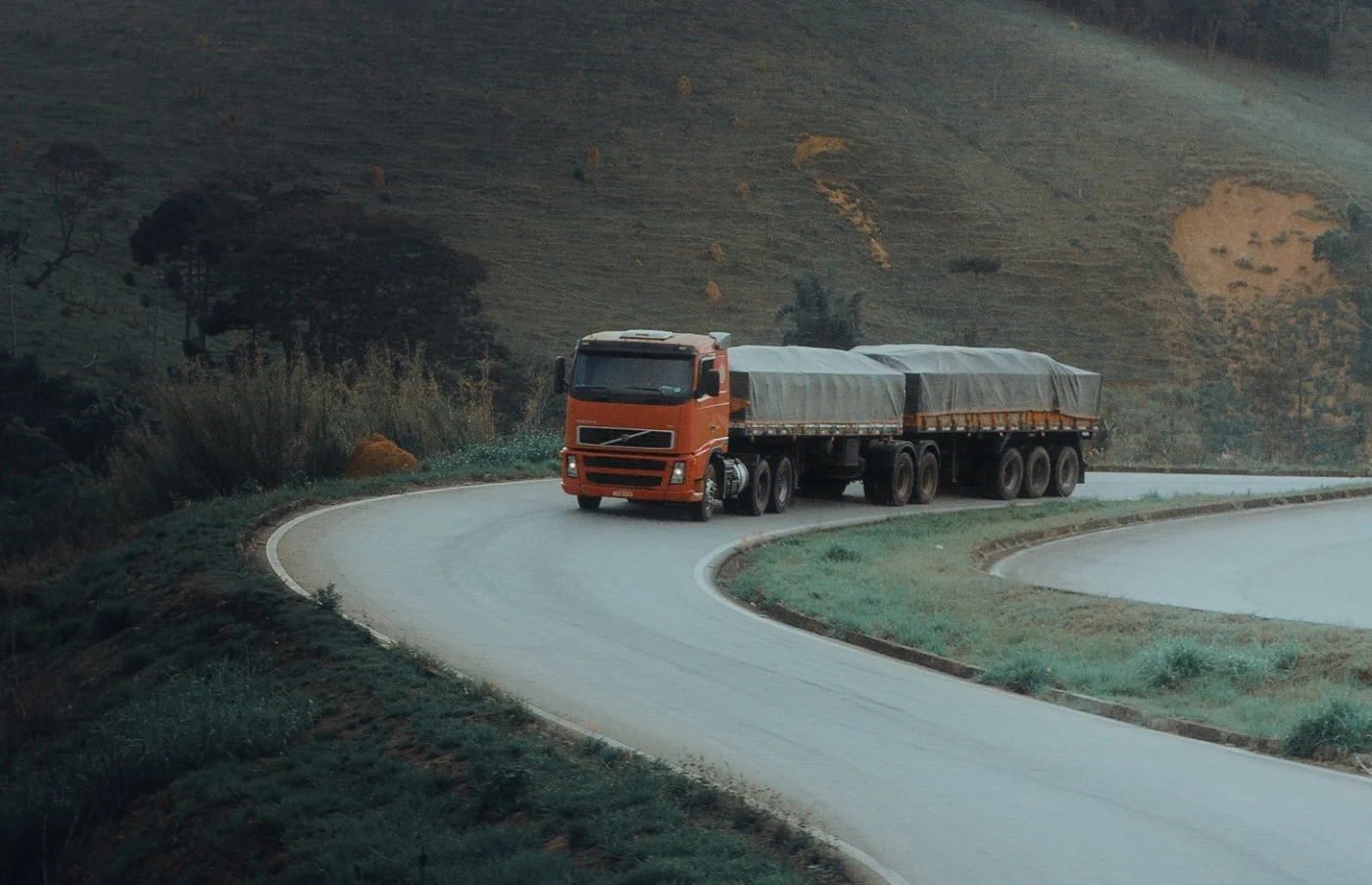 Przyczepa jednoosiowa – dla jakiego rodzaju transportu będzie najlepsza?