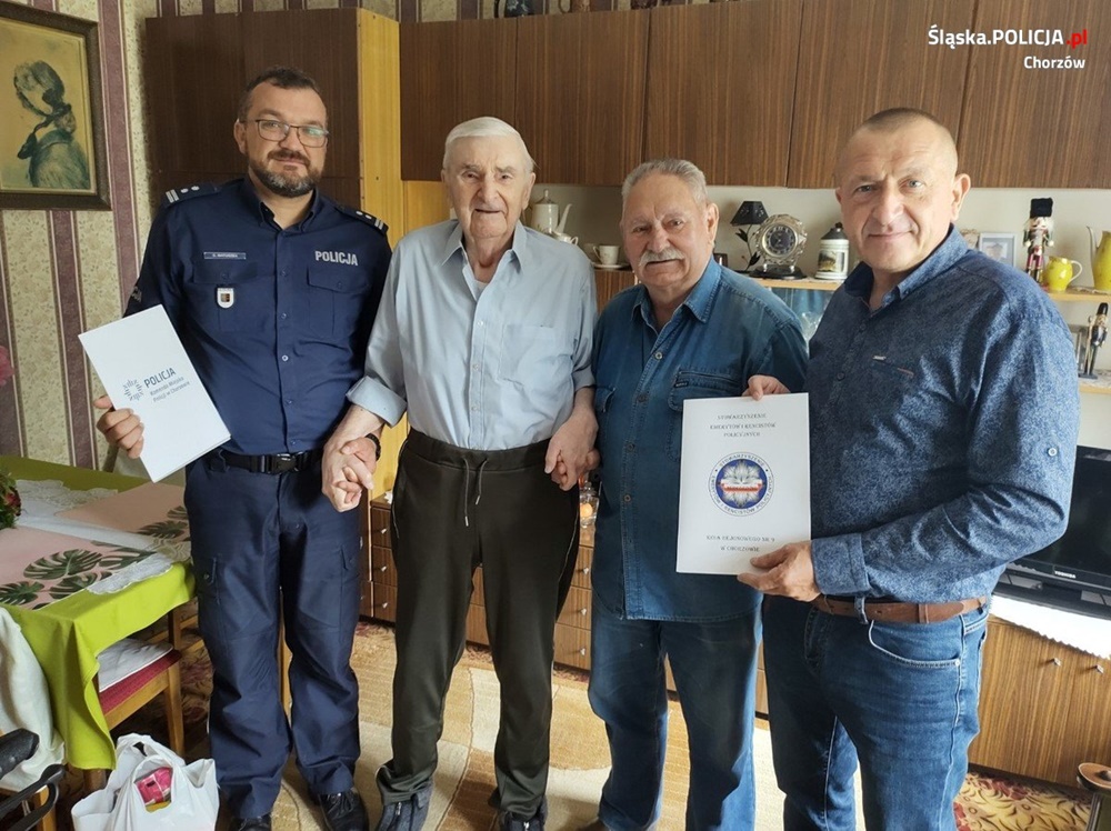 Policyjny emeryt Bogdan Stradowski świętuje 90. urodziny. Wizyta chorzowskich policjantów