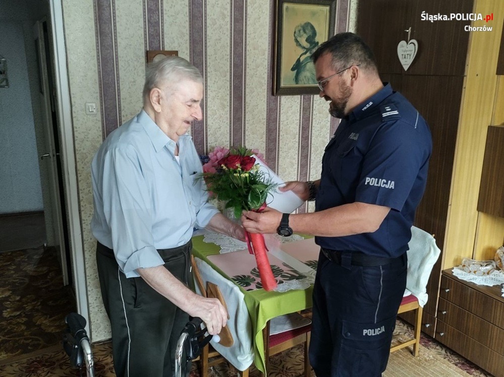 Policyjny emeryt Bogdan Stradowski świętuje 90. urodziny. Wizyta chorzowskich policjantów