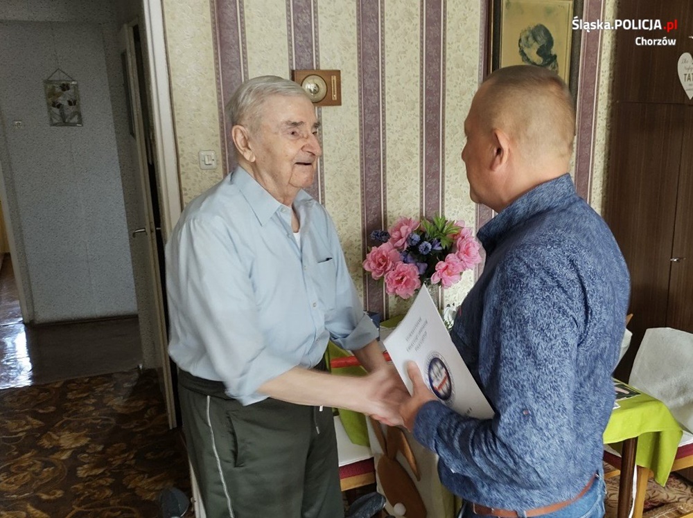 Policyjny emeryt Bogdan Stradowski świętuje 90. urodziny. Wizyta chorzowskich policjantów