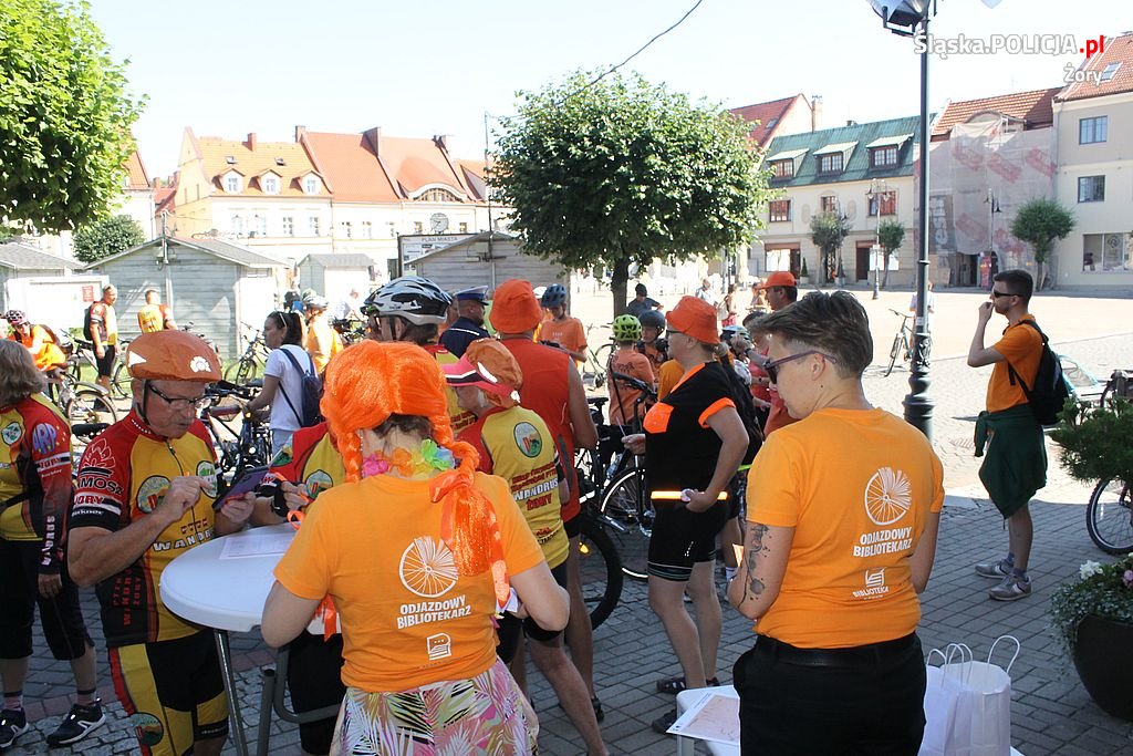 Rowerowy weekend z żorską drogówką. Co działo się na rajdzie "Odjazdowy Bibliotekarz"?