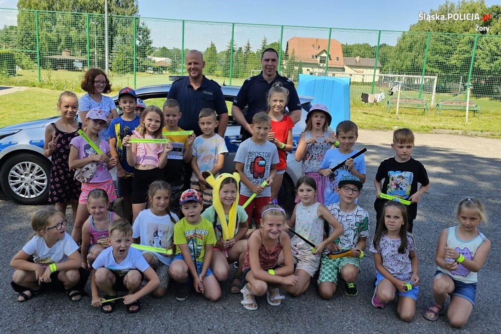 "Bezpieczeństwo nad wodą" z żorskimi policjantami. Rozmowy podczas półkolonii