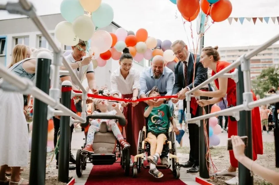 W Żorach powstał pierwszy plac zabaw dla osób z niepełnosprawnościami