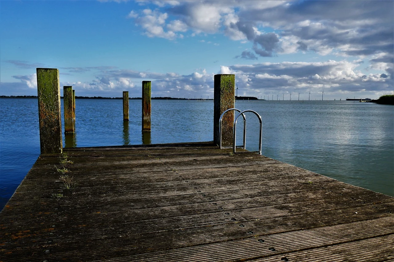 Lato pełne słońca i wody: Jak uniknąć tragedii na akwenach? Policja radzi