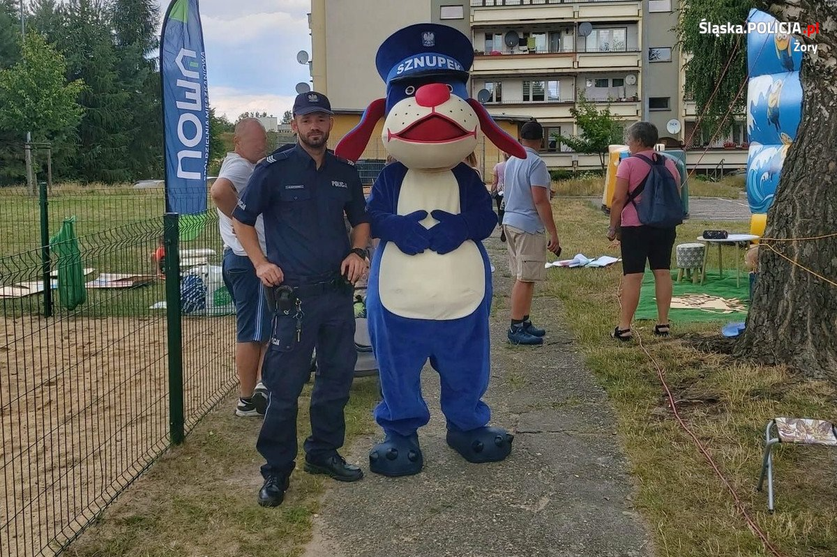 Dzielnicowy i Sznupek odwiedzili osiedle Gwarków